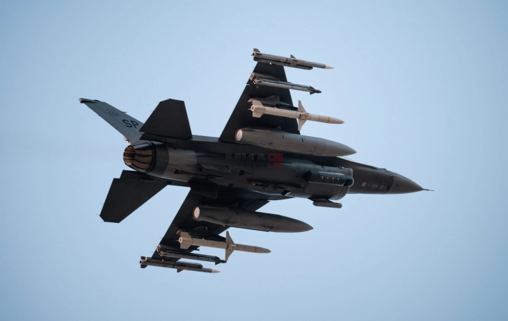 Franca miratoi praninë e përkohshme të aeroplanëve amerikanë në bazat lokale