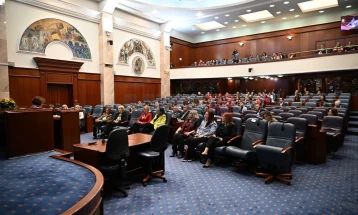 Deputetët në seancë me rastin e 8 Marsit: Institucionet ta bëjnë punën e tyre, ndërsa Kuvendi ka përgjegjësi të barabartë