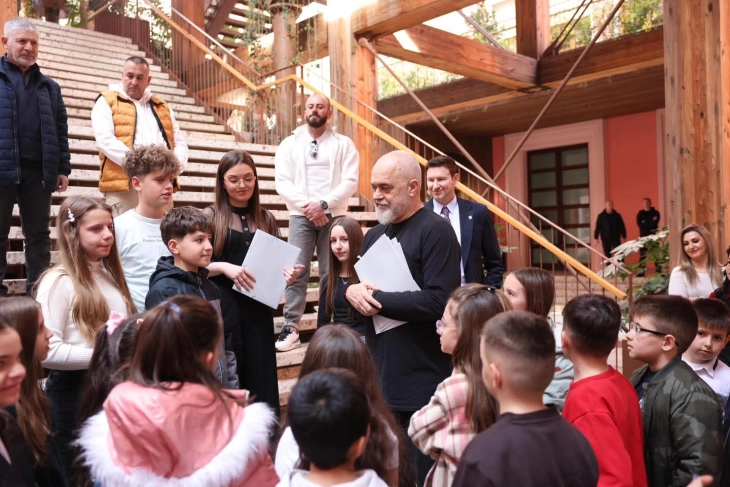 Деца од библиотеката „Линкест“ од Битола на средба со албанскиот премиер Еди Рама