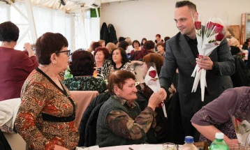 Градоначалникот Митовски им го честиташе 8 Март на највозрасните паланчанки