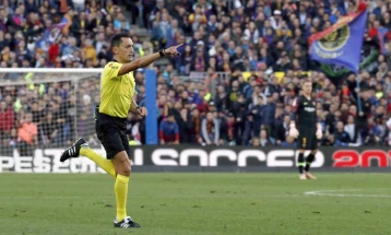 Шпанските фудбалски судии ќе бидат опремени со камери