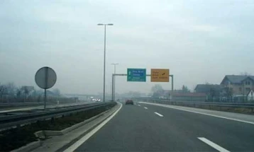 Trafiku nëpër rrugë të lagështa, mjegull më rrugën Lisec - Kodra e Diellit