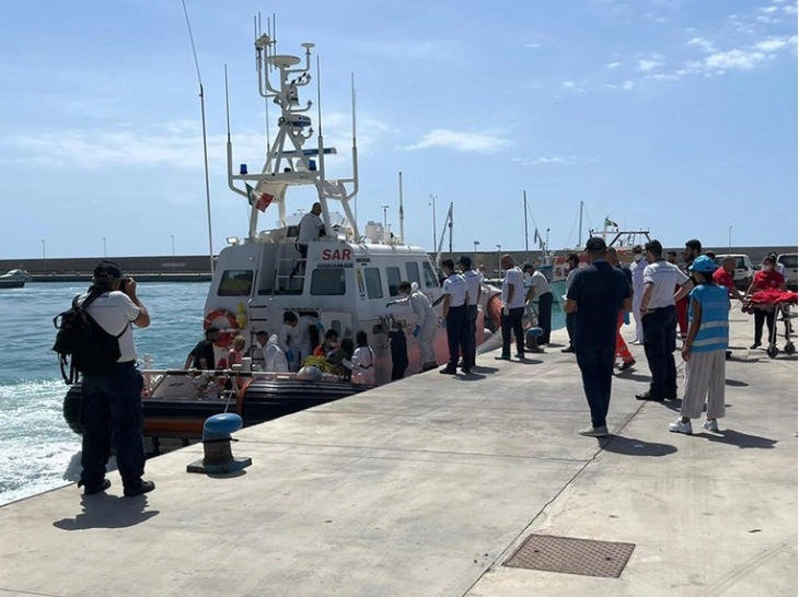 Të paktën 14 persona e kanë humbur jetën pasi një anije me migrantë është përplasur me rojen bregdetare në Antali