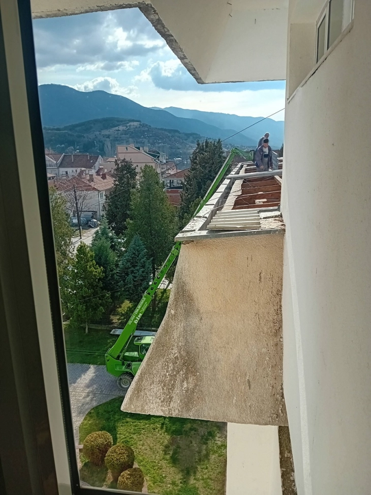 Почна реконструкцијата на кровот на административната зграда на Општина Виница