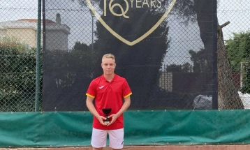 Младиот тенисер Алексовски со победничкиот пехар во Солун