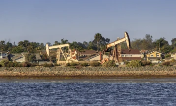 Цените на нафтата паѓаат откако Трамп го предупреди Иран за Ормускиот Теснец