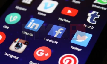 Gjashtë internet kompani u bënë 