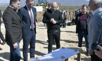 Mickoski inspektoi aktivitetet ndërtimore në ndërtimin e stacionit të filtrimit të ujit në Kuçevishka Bara, projekt me një vlerë totale prej 129 milionë denarë