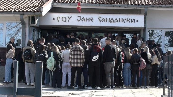 Во штипското медицинско училишта комеморација за Даме, Филип, Драган и Стефанија, кои пред една година ги загубија животите во „Пулс“