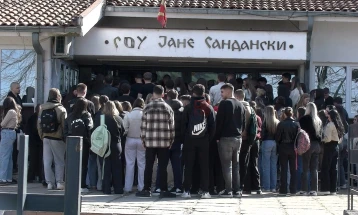 Во штипското медицинско училишта комеморација за Даме, Филип, Драган и Стефанија, кои пред една година ги загубија животите во „Пулс“