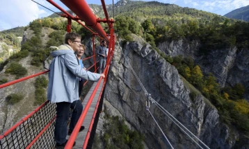 Процепот на планината во јужна Швајцарија се шири, опасност за блиско село