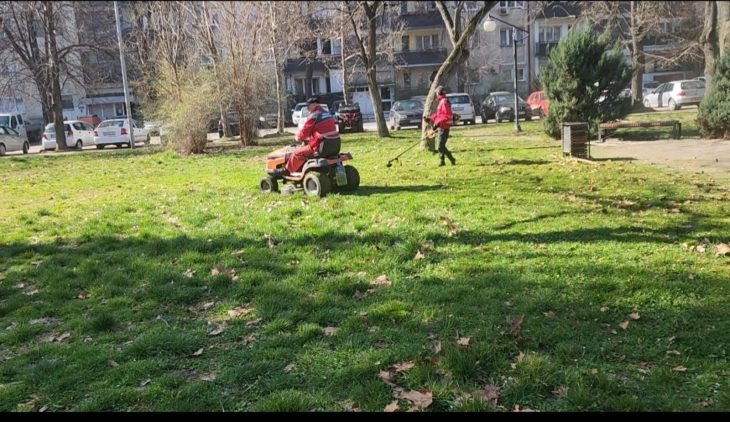 Се косат тревни површини низ општина Кисела Вода