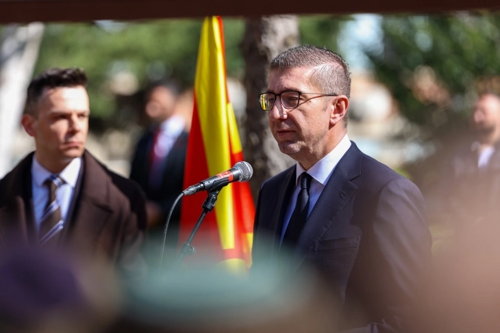 Mickoski në shënimin e përvjetorit të deportimit të hebrenjve të Maqedonisë: Përkujtimi është detyra jonë morale, dhe lufta kundër urrejtjes është përgjegjësia jonë historike