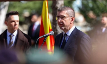 Mickoski në shënimin e përvjetorit të deportimit të hebrenjve të Maqedonisë: Përkujtimi është detyra jonë morale, dhe lufta kundër urrejtjes është përgjegjësia jonë historike