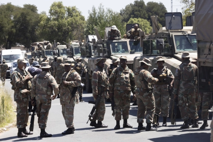 Јужноафриканската војска распоредена низ улиците на Јоханесбург како помош на полицијата во борбата против бандите