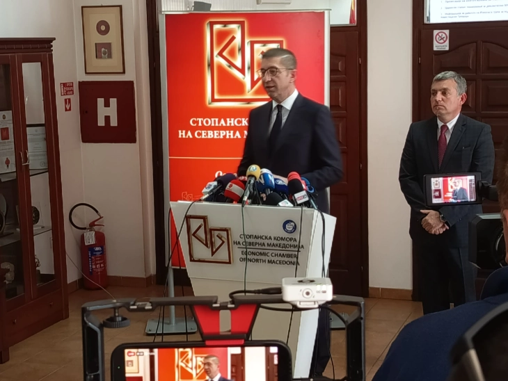 Mickoski sot pasdite në takim me tregtarët dhe përfaqësuesit e marketeve