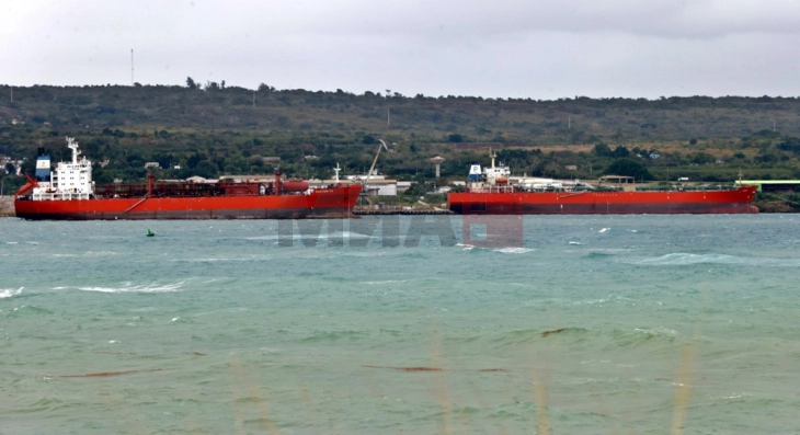 Goditen me dron disa tankere me derivate në portin Salallah të Omanit