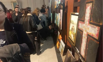 Од хуманитарната изложба „Трага во бесконечноста“ собрани  240 000 денари, средствата веќе се поделени