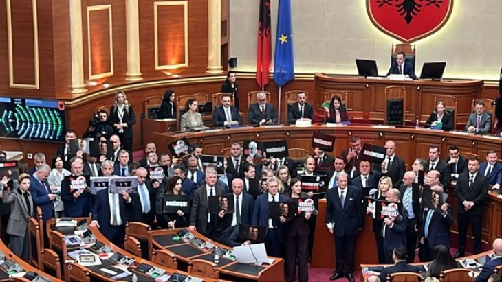 Balluku mbetet deputete, për Berishën votimi është dita më e errët në historinë e Shqipërisë