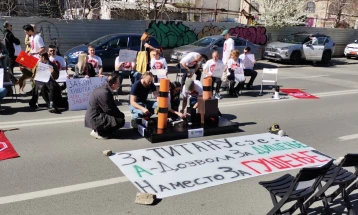 Активисти на „Стоп за Усје“ ја блокираа улицата пред МЖСПП