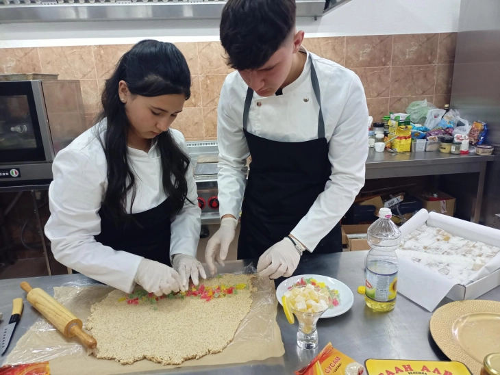 Соработка меѓу велешките средношколци од ДСУ РЦСОО „Коле Неделковски“ со фабриката „Кристал 1923“