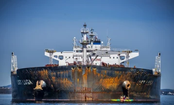 САД дозволија привремени купувања на руска нафта заглавена на море