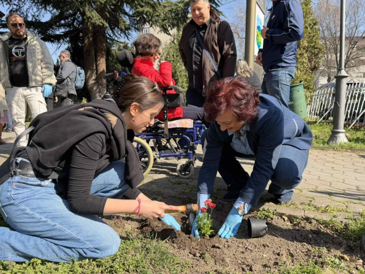 Инклузивна акција во Општина Кисела Вода, децата со церебрална парализа садеа цвеќе заедно со градоначалничката и советниците