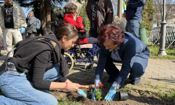 Инклузивна акција во Општина Кисела Вода, децата со церебрална парализа садеа цвеќе заедно со градоначалничката и советниците