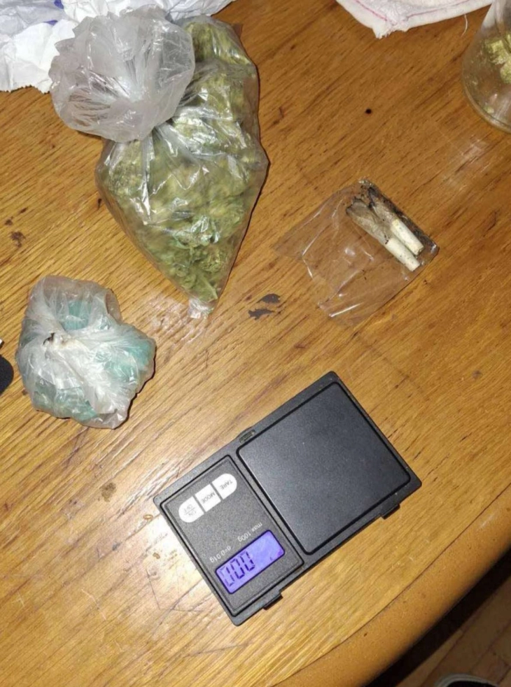 Претрес во скопско, пронајдена дрога, лишено од слобода едно лице