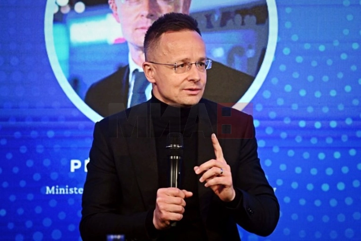 Sijarto: BE duhet të ndjek shembullin e SHBA-së për heqjen e sanksioneve ndaj naftës ruse