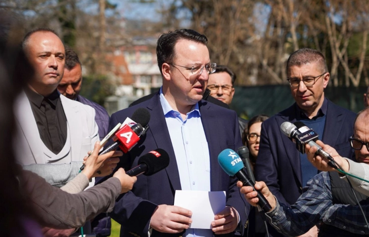 Николоски: Решението за транспортерите се движи во насока на издавање долгорочни работни визи