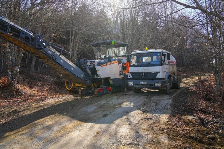 Започна реконструкцијата на патот кон туристичкиот локалитет Калин Камен во Крива Паланка