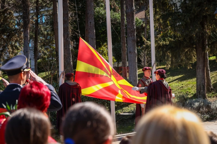 Церемонија на свечено менување на државното знаме во Кабинетот на претседателката Сиљановска-Давкова