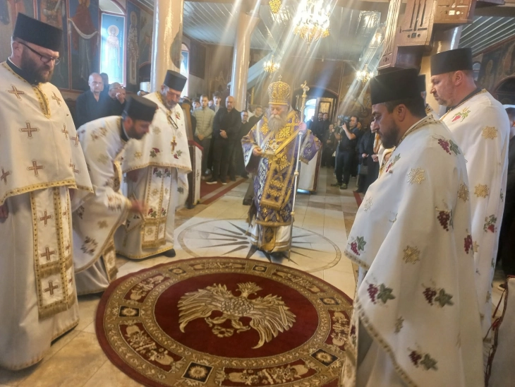 Архиепископот г.г. Стефан и митрополитот Иларион во црквата во Кочани отслужија света литургија и општ парастос во спомен на загинатите