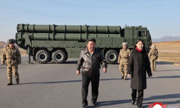 Севернокорејскиот лидер Ким Џонг-ун го гледал тестирањето на системите за лансирање ракети со својата ќерка