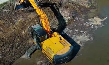 Filloi aksioni për pastrimin e shtratit të lumit Vardar, informoi kryetari i Qytetit të Shkupit, Gjorgjievski