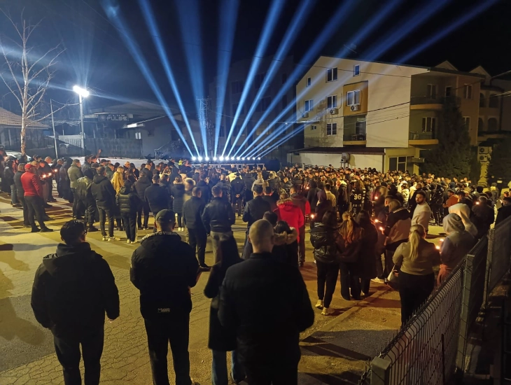 Me një minutë heshtje në orën 2 e 32 minuta, u bënë homazhe në kujtim të atyre që humbën jetën në mënyrë tragjike në zjarrin në Koçan (FOTO)