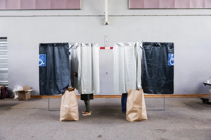 Успех на екстремната десница и на социјалистите во првиот круг од локалните избори во Франција