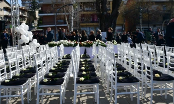 Симболична инсталација „63 бели столчиња - 63 животи“, визуелен споменик на недовршените соништа на загинатите во пожарот во Кочани (ФОТО)