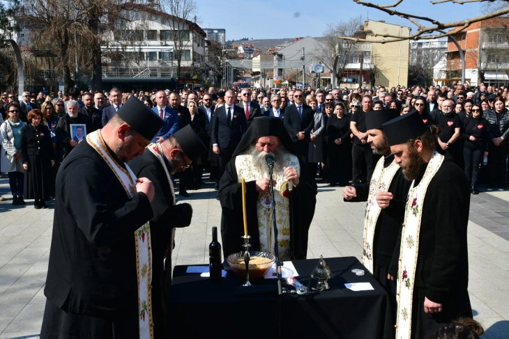 Lutje për të ndjerët, heshtje e madhe dhe gjashtëdhjetë e tre karrige në Parkun e Revolucionit në Koçan (foto)
