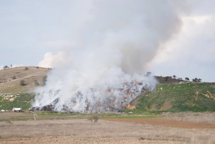 Под контрола пожарот на прилепската градска депонија, ќе се следи ситуацијата