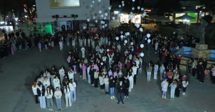 Кумановци вечерва  на градскиот плоштад им оддадоа почит на загинатите од пожарот во дискотеката „Пулс“ во Кочани