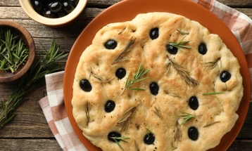 Погача со маслинки и медитерански билки