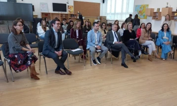 Делегација на секцијата на Собранието во ПС на франкофонијата ги посети билингвалните паралелки на француски јазик во средното училиште „Васил Антевски Дрен“