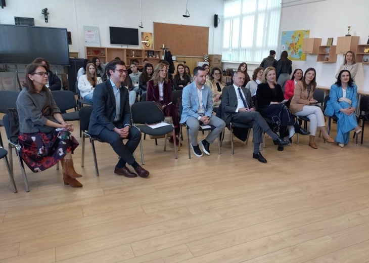 Delegacion i seksionit të Asamblesë në AP të Frankofonisë vizitoi klasat dygjuhëshe të gjuhës frënge në shkollën e mesme 