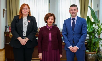 Средба на Сиљановска-Давкова со Зорица Митровиќ, претседателка на Националниот совет на македонското национално малцинство во Србија и Марјан Јованоски, секретар на Советот