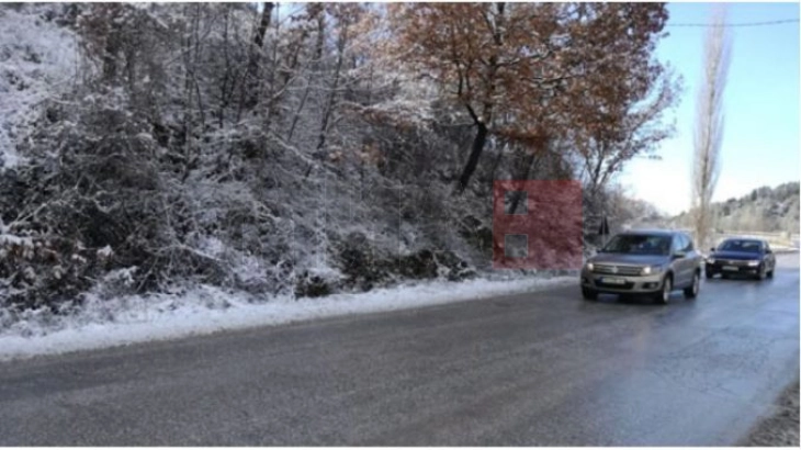 Reshje të lehta të borës në qafat malore, rrugët të kalueshme