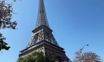 На Ајфеловата кула поставен висечки мост на височина од 60 метри за посетителите