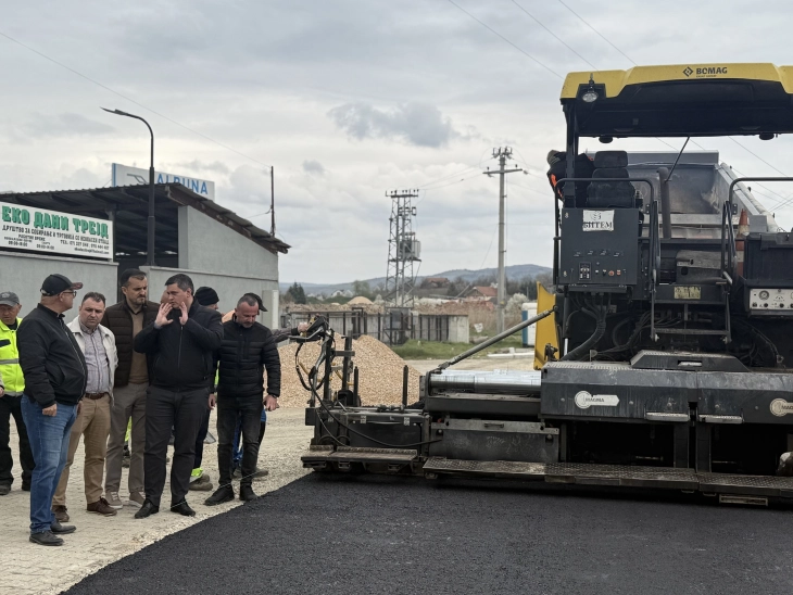 Се поставува прв асфалтен слој на улица „11“ во Кадино