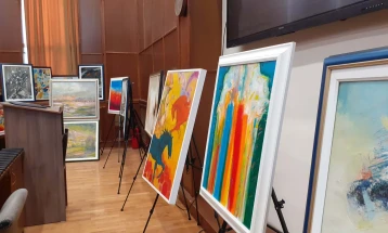 Tridhjetë vepra arti iu dhuruan Klinikës së gastroenterohepatologjisë